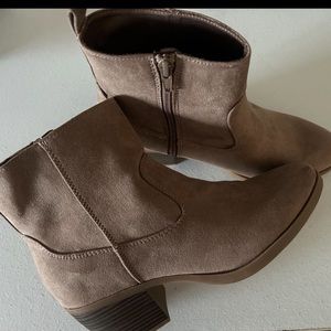 New with out tag women’s boots size 8